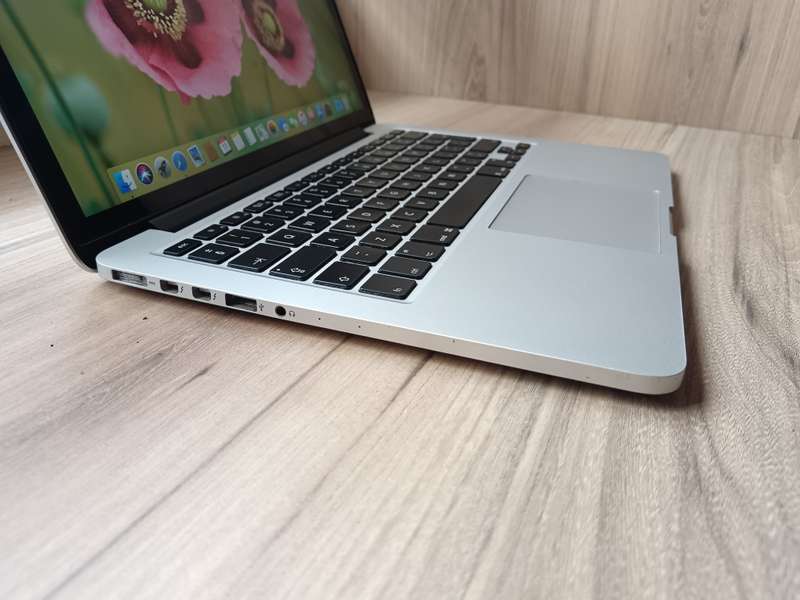 Macbook Pro (Retina 2015 13inch) + Free Laptop Bag