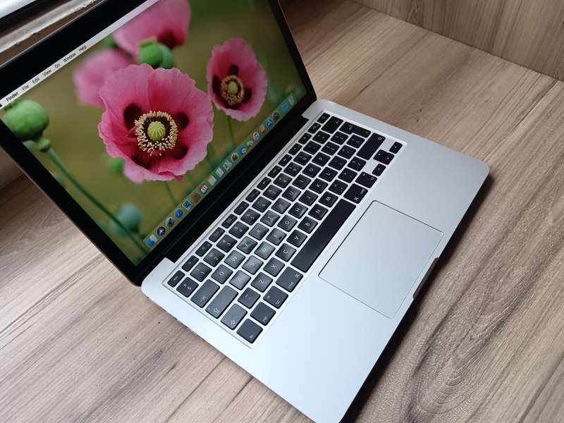 Macbook Pro (Retina 2015 13inch) + Free Laptop Bag