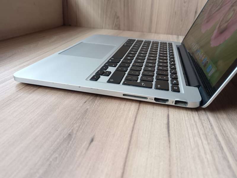 Macbook Pro (Retina 2015 13inch) + Free Laptop Bag