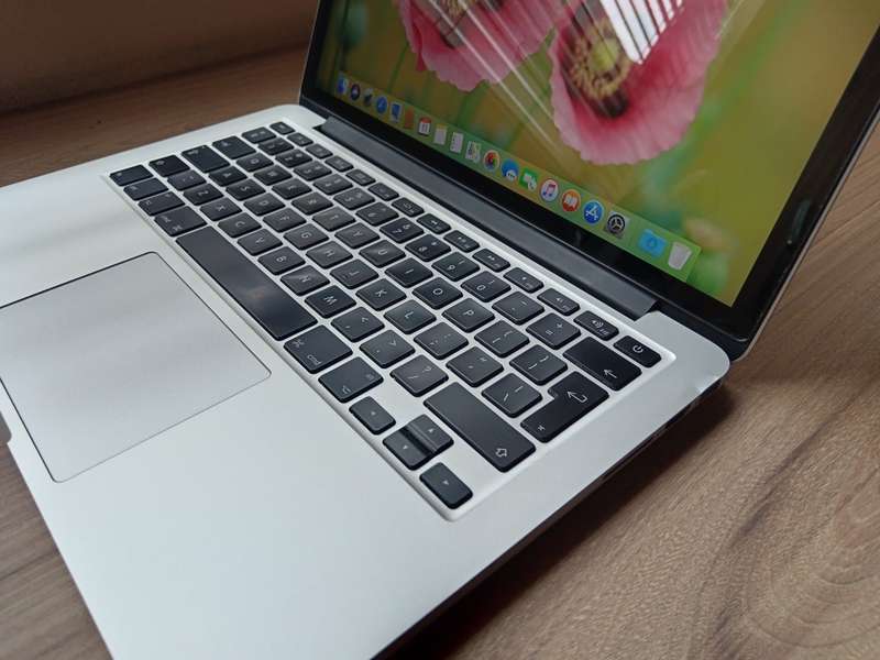 Macbook Pro (Retina 2015 13inch) + Free Laptop Bag