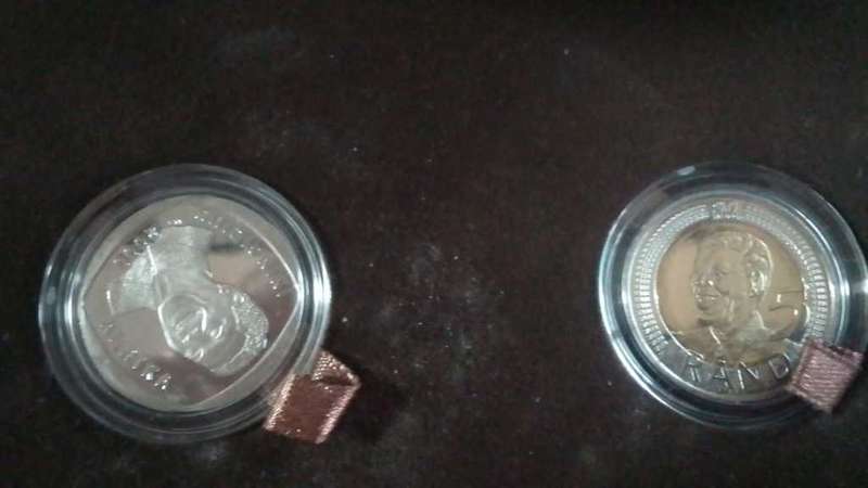 2 X NELSON MANDELA COMMEMORATIVE R5 COIN SET