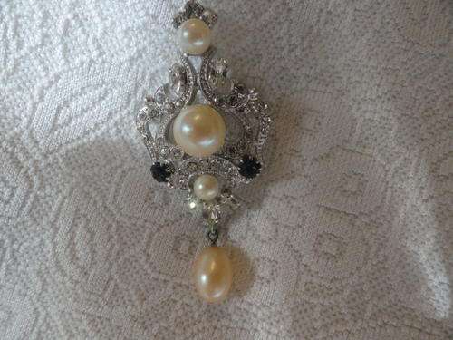 FAUX PEARL & PASTE BOOCH