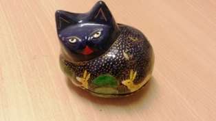 vinatge chinese laquer painted papier mache cat with rabbits and gold trim trinket box