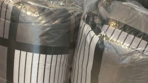 COMFORTER SET -QUEEN bed *Reversable*. 3PIECE ****LAST ONE LEFT****