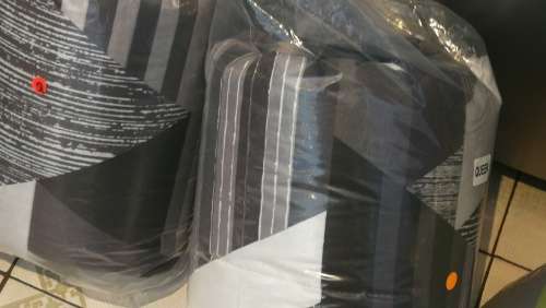 COMFORTER SET -QUEEN bed *Reversable*. 3PIECE