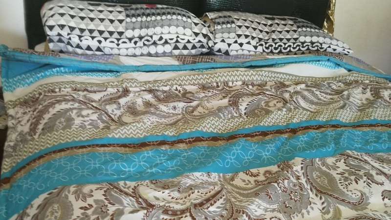 COMFORTER BEAUTIFUL  SET..DOUBLE- STOCK MUST CLEAR- REVERSIBLE