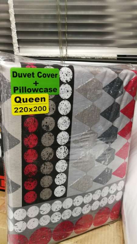 DUVET 3PCE SET -QUEEN bed WITH 2 STANDARD PILLOW CASES