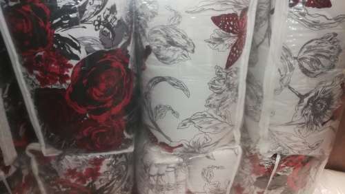 COMFORTER SET -queen...5PIECE EXQUISITE QUALITY*** 2 LEFT ONE IN RED AND 1X PINK