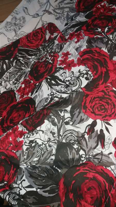 COMFORTER SET -queen...5PIECE EXQUISITE QUALITY*** 2 LEFT ONE IN RED AND 1X PINK