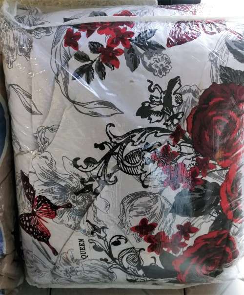 COMFORTER SET -queen...5PIECE EXQUISITE QUALITY*** 2 LEFT ONE IN RED AND 1X PINK
