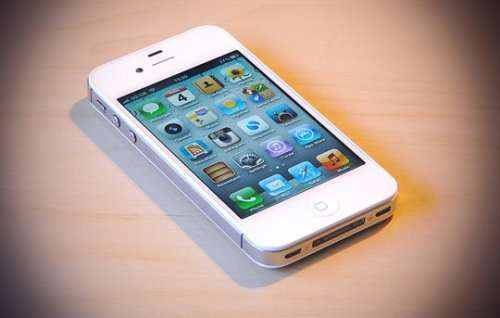 IPHONE 4 -WHITE  (GOOD CONDITION)READ DESCRIPTION**BARGAIN**