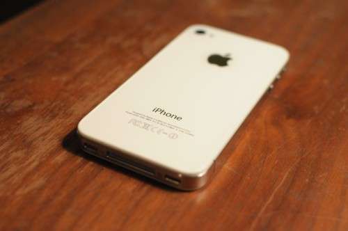 IPHONE 4 -WHITE  (GOOD CONDITION)READ DESCRIPTION**BARGAIN**
