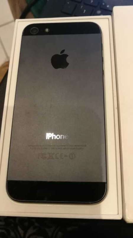 IPHONE 5 ***32 gig ***EXCELLENT MOBILE *** 8 Mp camera** with original box***BARGAIN