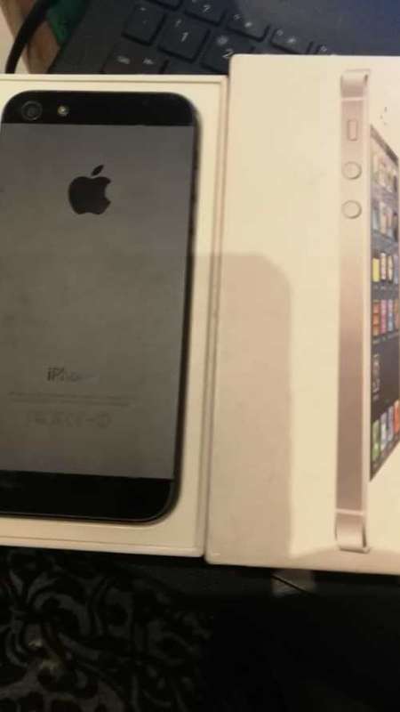 IPHONE 5 ***32 gig ***EXCELLENT MOBILE *** 8 Mp camera** with original box***BARGAIN