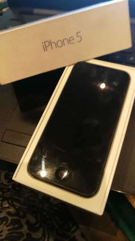 IPHONE 5 ***32 gig ***EXCELLENT MOBILE *** 8 Mp camera** with original box***BARGAIN