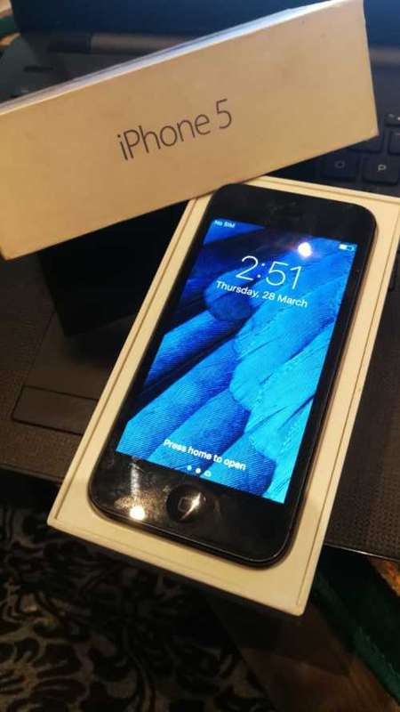 IPHONE 5 ***32 gig ***EXCELLENT MOBILE *** 8 Mp camera** with original box***BARGAIN