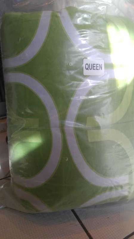 COMFORTER SET...SIZES ,QUEEN- STOCK MUST CLEAR-
