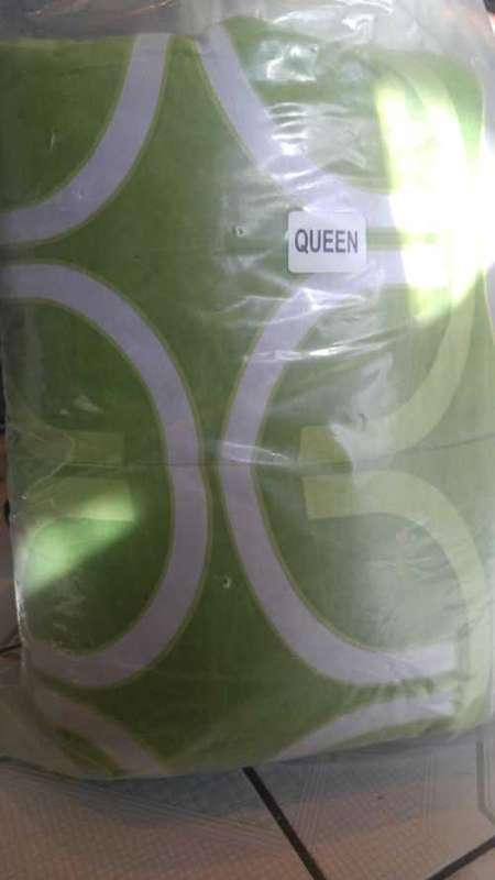COMFORTER SET...SIZES ,QUEEN- STOCK MUST CLEAR-