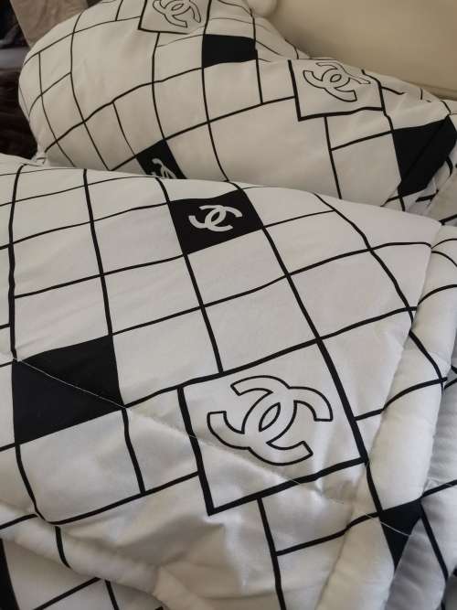 CHANEL *****3 PCE STUNNING  COMFORTER. BARGAIN..