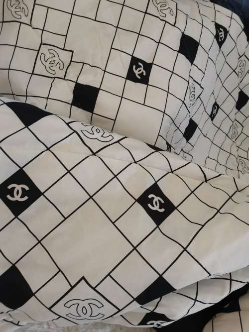 CHANEL *****3 PCE STUNNING  COMFORTER. BARGAIN..