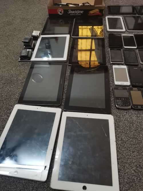 40X MOBILES**6X I0 INCH APPLE IPADS**2X10 INCH SAMSUNG TABLETS**9X 7INCH MIX TABLETS**WOW*SEE DESCRP