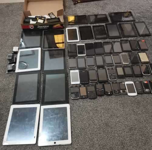 40X MOBILES**6X I0 INCH APPLE IPADS**2X10 INCH SAMSUNG TABLETS**9X 7INCH MIX TABLETS**WOW*SEE DESCRP