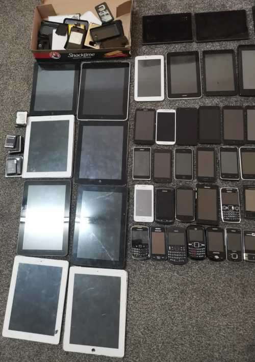 40X MOBILES**6X I0 INCH APPLE IPADS**2X10 INCH SAMSUNG TABLETS**9X 7INCH MIX TABLETS**WOW*SEE DESCRP