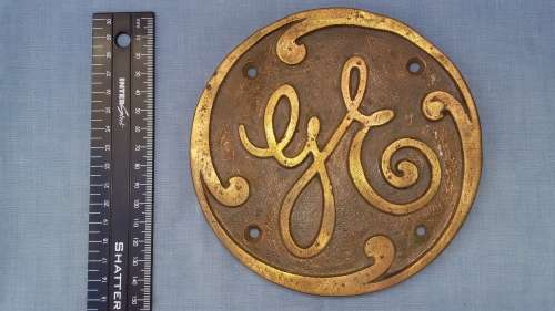 Military-World War II Memorabilia - 76mm Ground To Air Defence Cannon Genl Electric Badge +Ser. No.