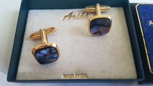 CUFFLINKS SET - NEW ZEALAND , AN ORIGINAL ARIKI PAUA SHELL PRODUCT