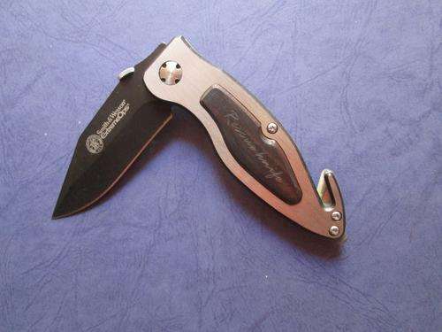 SMITH & WESSON SINGLE BLADE RESCUE KNIFE with SEAT BELT CUTTER and GLASS BREAKER.