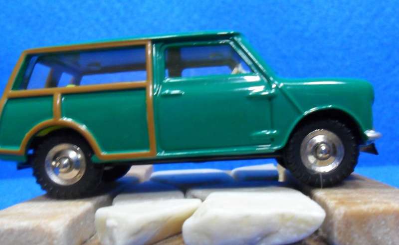 ATLAS DINKY NO 197  MORRIS MINI - TRAVELLER  " [ GREEN  VERSION ]  MINT BOXED .