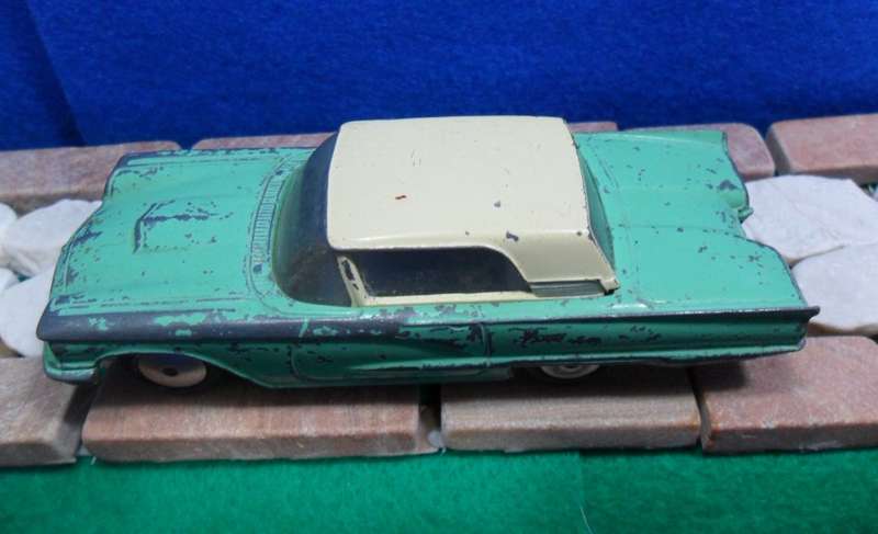 CORGI 214  FORD THUNDERBIRD  ( MADE IN GT BRITAIN FROM 1959 UNTILl 1965 ) PLAYWORN CONDITION  NO BOX