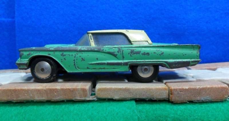 CORGI 214  FORD THUNDERBIRD  ( MADE IN GT BRITAIN FROM 1959 UNTILl 1965 ) PLAYWORN CONDITION  NO BOX