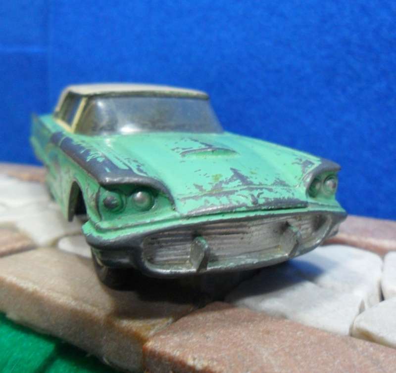 CORGI 214  FORD THUNDERBIRD  ( MADE IN GT BRITAIN FROM 1959 UNTILl 1965 ) PLAYWORN CONDITION  NO BOX