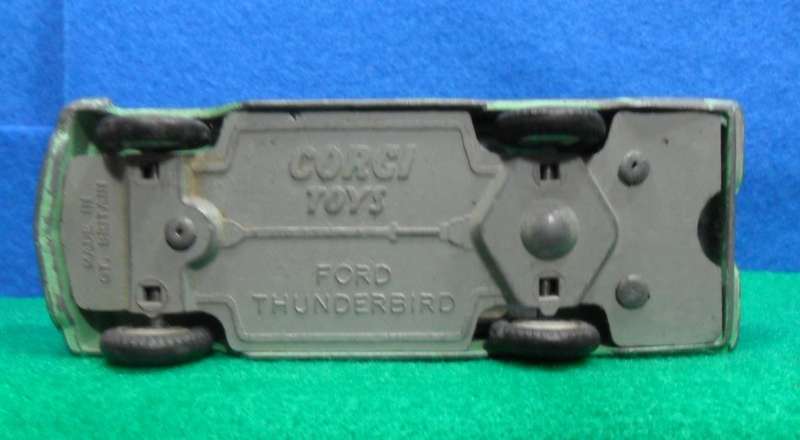 CORGI 214  FORD THUNDERBIRD  ( MADE IN GT BRITAIN FROM 1959 UNTILl 1965 ) PLAYWORN CONDITION  NO BOX