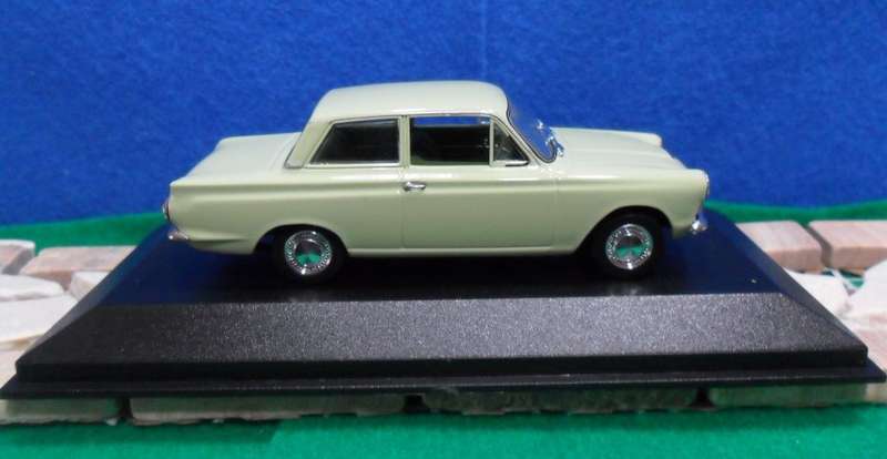 STUNNING , VERY RARE  MINICHAMPS 1962 FORD CORTINA MK 1 " LIME GREEN  " MINT IN DISPLAY CASE .