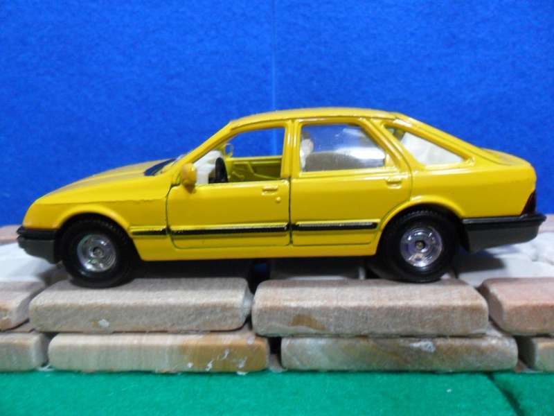 RARE CORGI 299 FORD SIERRA 2.3 GHIA ( MADE IN GT BRITAIN ) MINT WITH FAIR TO POOR ORIGINAL BOX
