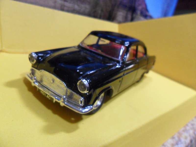 STUNNING CORGI D 710 - 1956 - 62  FORD ZEPHYR MARK 2  ( CORGI CLASSIC CARS )  MINT WITH ORIGINAL BOX