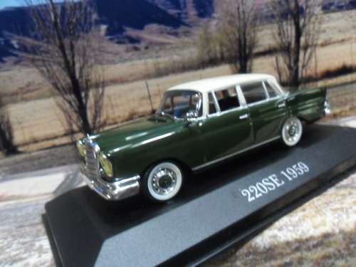 VERY RARE , ABSOLUTELY STUNNING  IXO / ALTAYA  1959  MERCEDES - BENZ 220SE   -  MINT IN DISPLAY CASE