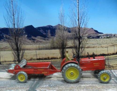 VINTAGE DINKY TOYS / MECCANO  NO 27A 1950'S   MASSEY-HARRIS TRACTOR & MANURE SPREADER -ORIGINAL COND