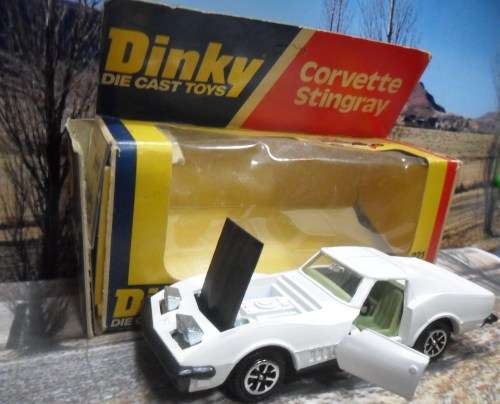 VERY RARE , STUNNING  1976  DINKY  NO  221 -  CHEVROLET CORVETTE STINGRAY -  MINT -  FAIR  BOX