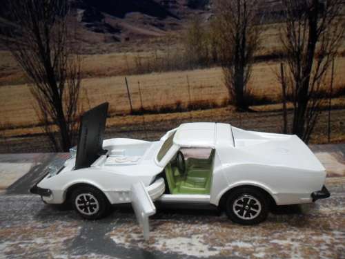 VERY RARE , STUNNING  1976  DINKY  NO  221 -  CHEVROLET CORVETTE STINGRAY -  MINT -  FAIR  BOX
