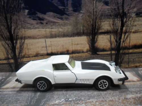 VERY RARE , STUNNING  1976  DINKY  NO  221 -  CHEVROLET CORVETTE STINGRAY -  MINT -  FAIR  BOX