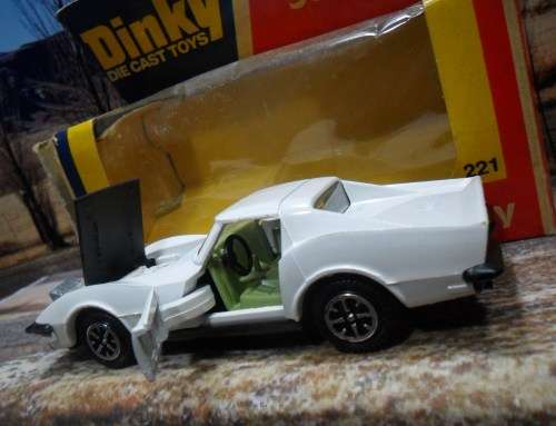 VERY RARE , STUNNING  1976  DINKY  NO  221 -  CHEVROLET CORVETTE STINGRAY -  MINT -  FAIR  BOX