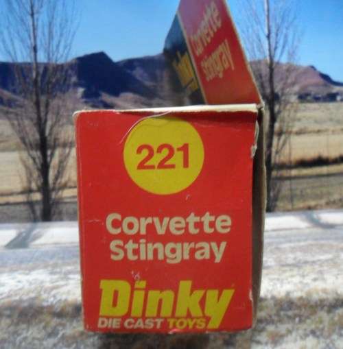 VERY RARE , STUNNING  1976  DINKY  NO  221 -  CHEVROLET CORVETTE STINGRAY -  MINT -  FAIR  BOX