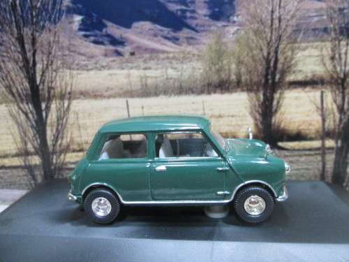 STUNNING  VANGUARDS  VA 01300  -   1960`S  AUSTIN MINI  7 ` SPRUCE GREEN  `-  MINT - DISPLAY BOX