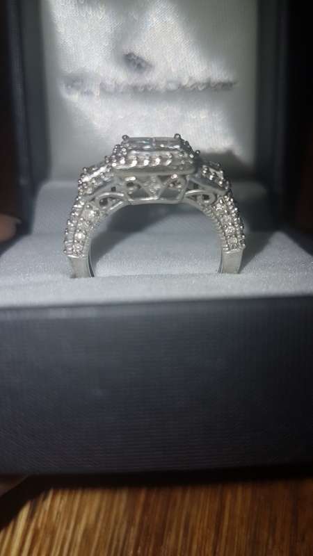 Sparkling 1.7tcw diamond ring|