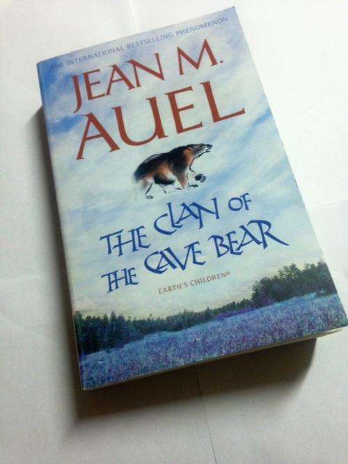The clan of the Cave bear - Jean M Auel