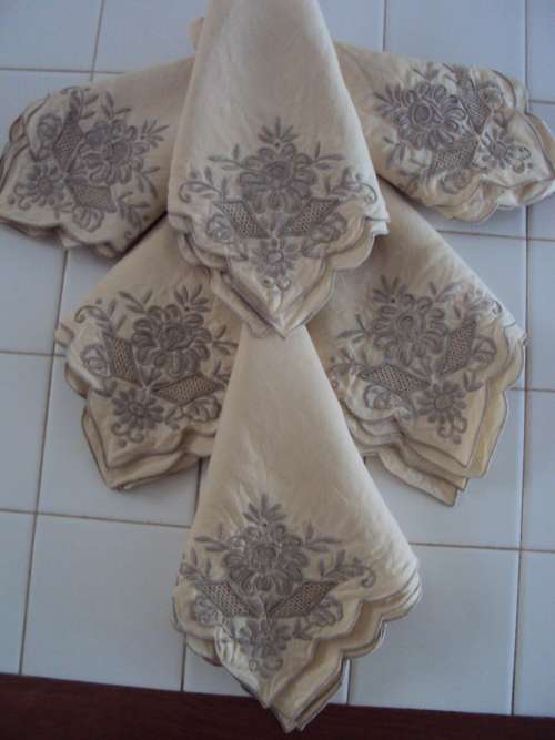 Stunning, elegant set of 6 large cotton serviettes, scalloped edging, pulled thread & embroidered