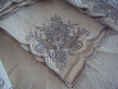 Stunning, elegant set of 6 large cotton serviettes, scalloped edging, pulled thread & embroidered